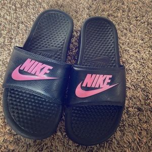 US SIZE 6 NIKE SLIDES